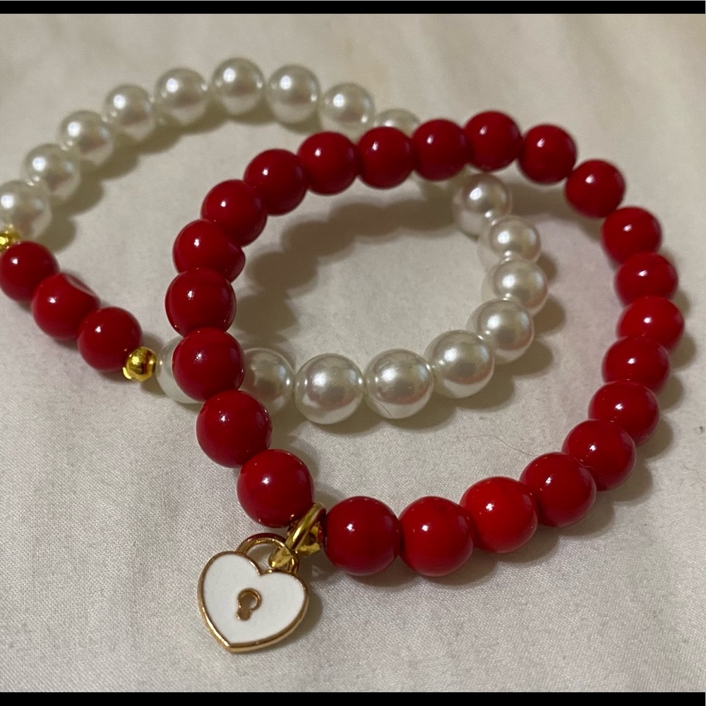 Red Coral & Pearl Bracelets & Red Velvet Heart Container - Picture 4 of 5